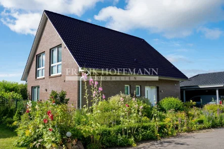 Front - Haus kaufen in Heidmoor - Hochwertig, modern, energieeffizient!  Einfamilienhaus in Feldrandlage in Heidmoor