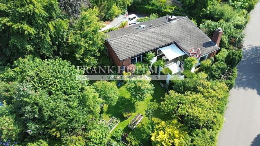 Drohne Hinten - Haus kaufen in Henstedt-Ulzburg - Bungalow in attraktiver Lage von Henstedt-Ulzburg inkl. sehr schön angelegtem Garten