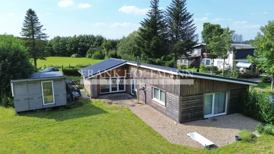 Rückansicht - Haus kaufen in Alveslohe - Für Naturliebhaber & Handwerklich begabte! Fast fertiggestellter Bungalow in Alveslohe