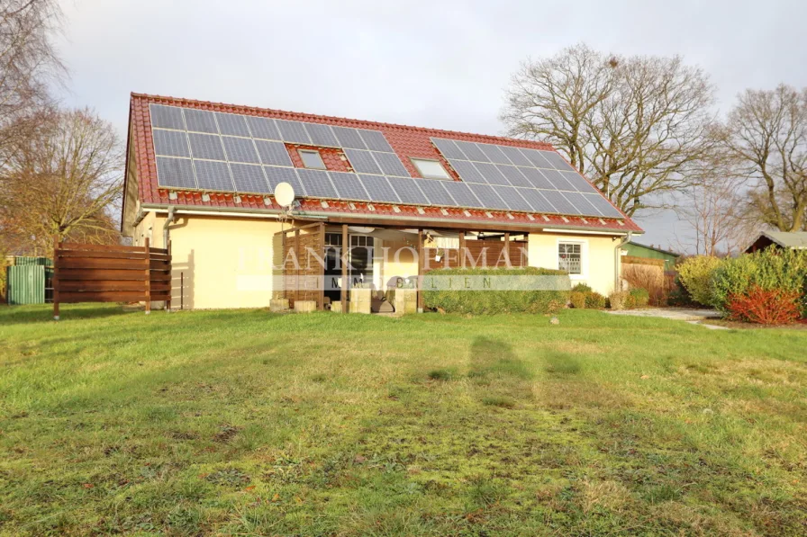 Aussenansicht und Garten 2 - Zinshaus/Renditeobjekt kaufen in Wulfsmoor - Vermietetes Einfamilienhaus in Feldrandlage von Wulfsmoor mit ausgebautem Dachgeschoss & Solaranlage