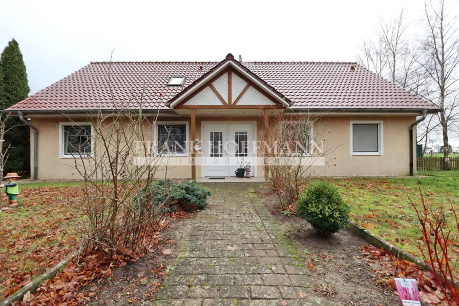 Vorderansicht - Haus kaufen in Wulfsmoor - Kapitalanalge in Wulfsmoor  Vermietetes Einfamilienhaus in Feldrandlage mit ausgebautem Dachgeschoss