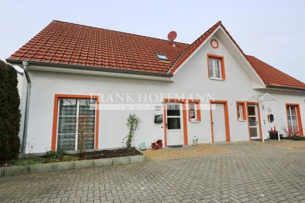 Frontansicht - Haus kaufen in Kaltenkirchen - Doppelhaushälfte mit Carport in Kaltenkirchen