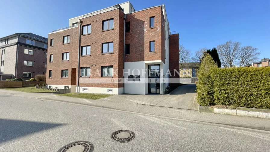 Blick von der Straße - Wohnung kaufen in Henstedt-Ulzburg - Attraktive Wohnung mit Terrasse, Aufzug und Stellplatz -zentral in Henstedt-Ulzburg