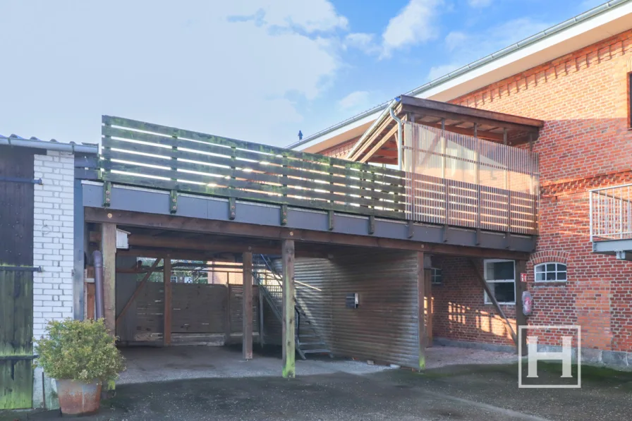 Frontansicht auf Carport und Dachterrasse