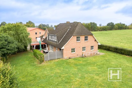 Gartenansicht - Haus kaufen in Bargfeld-Stegen - Charmantes Einfamilienhaus mit großzügigem Nebengebäude