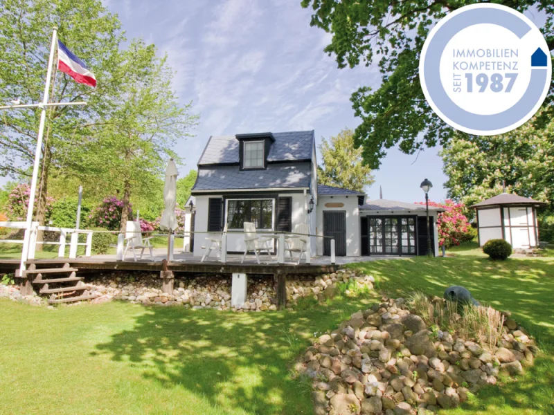 Hausansicht mit Gartenhäuschen - Haus kaufen in Klein Rönnau - Einzigartig, repräsentativ mit Seeblick!