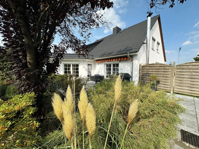 Blick aus dem Garten auf die Terrasse