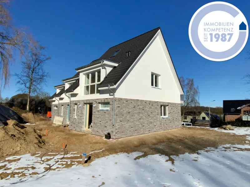 Blick auf die Eingänge  - Haus kaufen in Rohlstorf / Warder - Ein neues Zuhause am Wardersee!