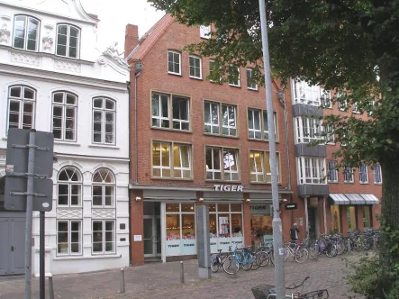 Objekt - Haus kaufen in Lübeck / Innenstadt - Wohn- und Geschäftshaus mit Stellplätzen im  Parkhaus u.  Aussenstellplätzen in Lübeck - Innenstadt