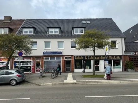 Objekt - Haus kaufen in Lübeck-Kücknitz - Wohn- und Geschäftshaus mit 3 Ladengeschäften, 4 Wohnungen und 3 Garagen in Lübeck-Kücknitz