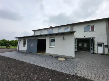 Objektansicht - Halle/Lager/Produktion mieten in Geschendorf - Nähe A20: Beheizbare Gewerbe-/Lagerhalle (ca. 204 m²) mit Büro und Parkplätzen in Geschendorf