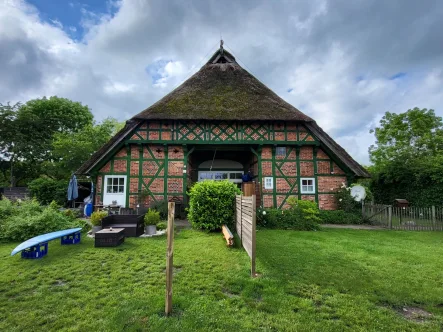 Objektansicht - Haus kaufen in Thandorf - Historisches Fachwerkhaus mit Reetdach (4 WE+Carport) auf 4.681 m² Grundstück in 19217 Thandorf