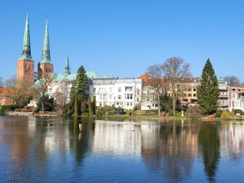 Exklusive Altbauwohnung - Wohnung mieten in Lübeck-Innenstadt - Exklusive 3-Zi.-Maisonette-Wohnung mit neuer EBK, Süd-Balkon und traumhaftem Ausbilck am Mühlenteich