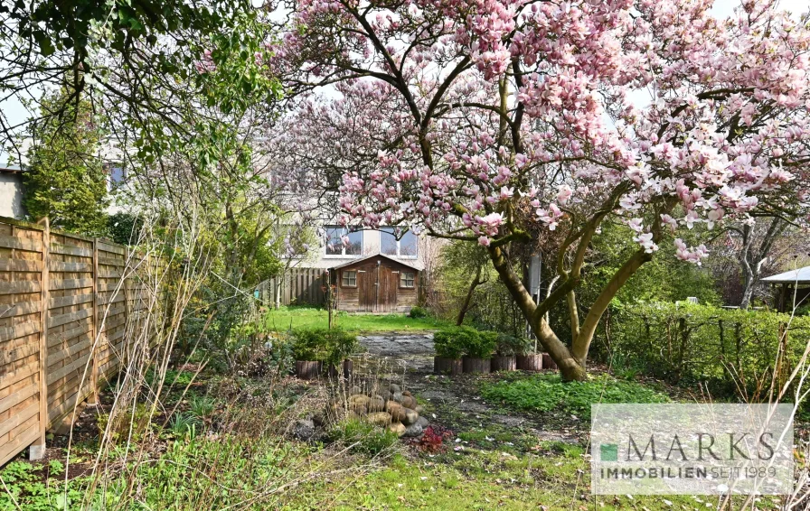 Schöner rückwärtiger Garten mit Gartenhäuschen