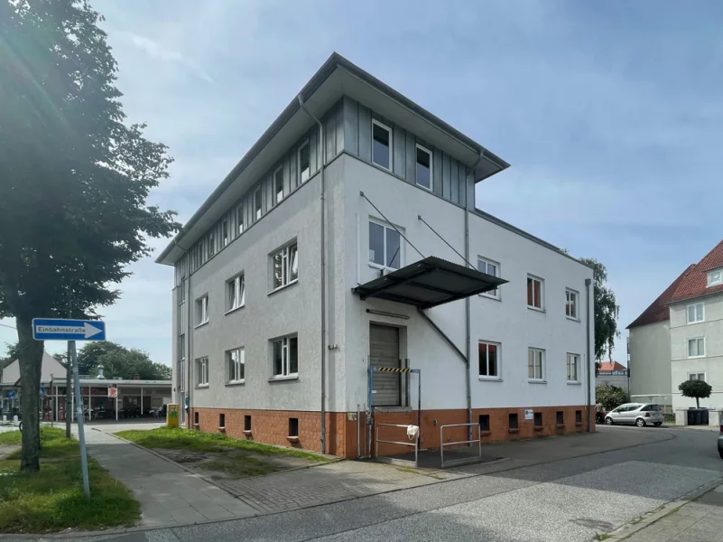 Außenansicht mit Rampe zum Hochparterre - Büro/Praxis mieten in Lübeck - Tanzen, Lagern oder Büro - Gewerbeeinheit auch teilbar