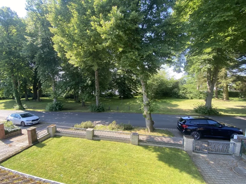 Blick aus dem Fenster im DG