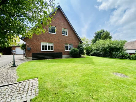 Selbst die Straßenansicht überzeugt auf ganzer Linie - Haus kaufen in Barghorst OT Ahrensbök - Einfamilienhaus mit viel Charme in traumhafter Idylle