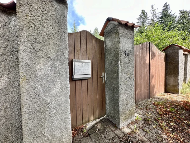 Staatliche Einfriedung - Mauer mit Tür und Tor