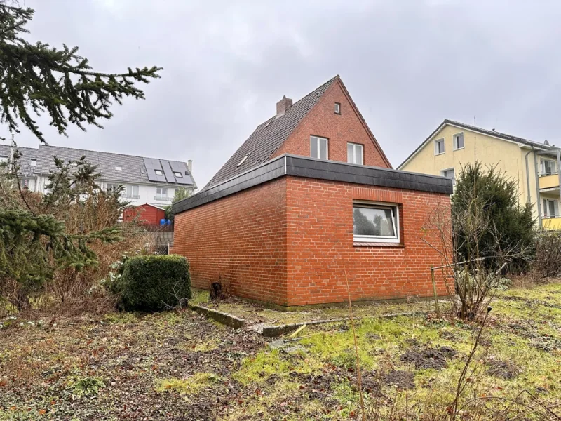 Großzügige Garage mit Gartenbereich