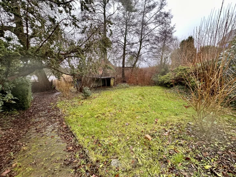 Seeblick und gepflasterter Weg zum alten Ponystall