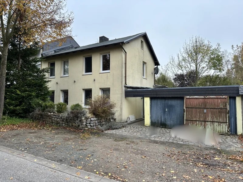 Haus mit 2 Garagen