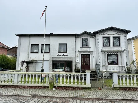 Straßensansicht des Hauses - Haus kaufen in Ahrensbök / Gnissau - Viel Platz für Traumverwirklicher - Wohn- und Gewerbeimmobilie