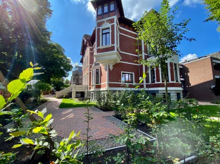 Unsere gemütliche Ecke - Zinshaus/Renditeobjekt kaufen in Lübeck - St. Jürgen - Süd-Balkon, Wintergarten, Pitch-Pine, Lübecker Kamin, Stuck