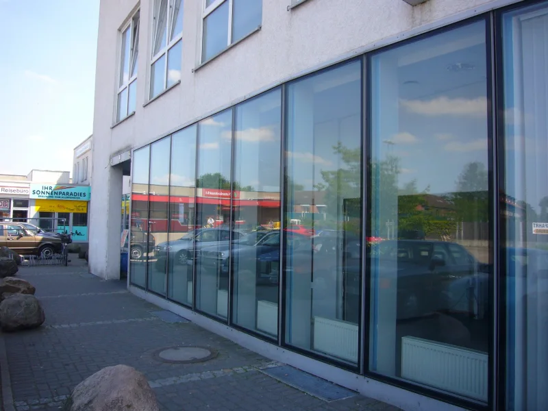 Moderne Glasfront - Laden/Einzelhandel mieten in Lübeck - Neben Takko und Rossmann -  Ärztehaus im Stadtteilzentrum - St. Jürgen