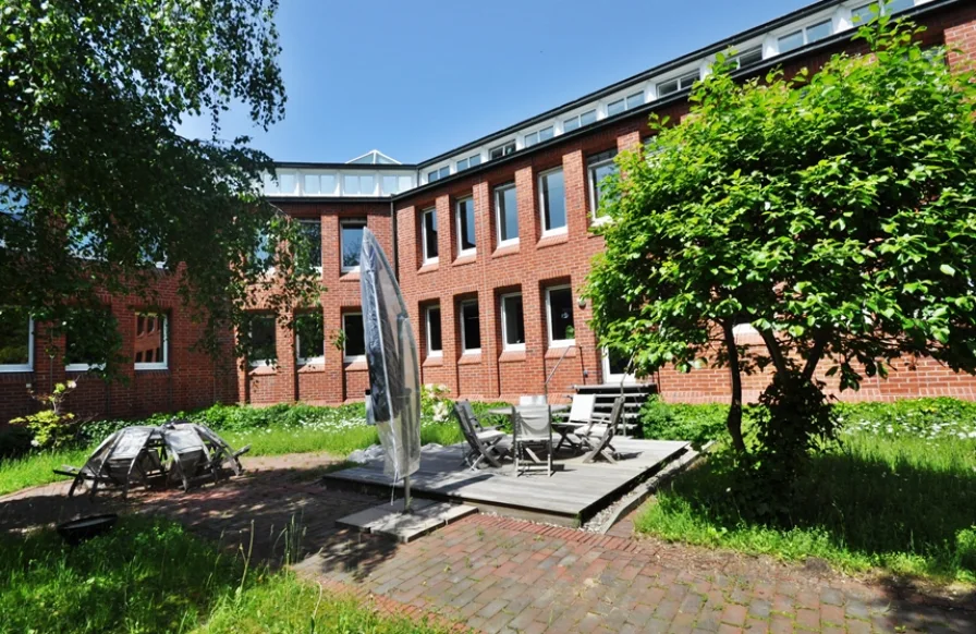 Außenbereich - Büro/Praxis mieten in Lübeck - Büro-/Praxisfläche am idyllischen Stadtgraben mit Terrasse