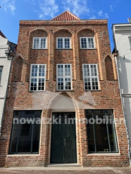 Fassade - Laden/Einzelhandel mieten in Lübeck - +++Charmantes Ladengeschäft mit Diele und Backoffice im historisch sanierten Stadthaus**