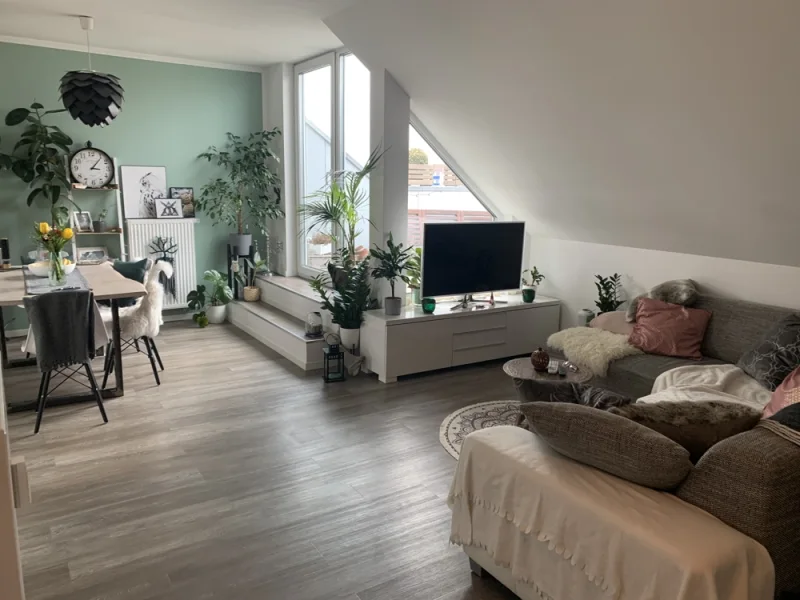 Wohnen - Wohnung mieten in Lübeck - lichtdurchflutete 2-Zimmer-DG-Wohnung mit Loggia