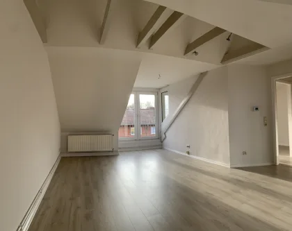 Wohnzimmer - Wohnung mieten in Lübeck - Lichtdurchflutete - 2-Zi.-DG-Wohnung in St. Jürgen Nähe Uni und FH!