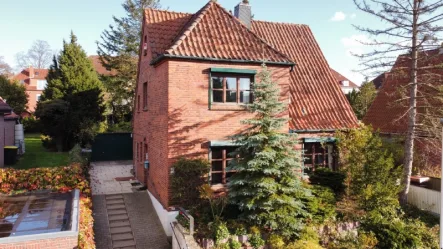 Ansicht - Haus kaufen in Ratzeburg - Klassisches Einfamilienhaus mit nachträglichem Anbau nähe Domsee. Gute Lage wartet auf Sanierung