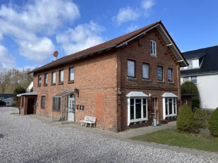 Ansicht von der Strassenzufahrt - Zinshaus/Renditeobjekt kaufen in Pansdorf - Mehrfamilienhaus mit 5 WE und sep. Garagenhaus in Pansdorf (Gemeinde Ratekau) Nh. Ostsee