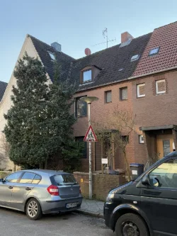 Ansicht Strasse - Haus kaufen in Lübeck - Wohnhaus Bj. 1919 in fast ursprünglichem Zustand mit verwildertem Garten