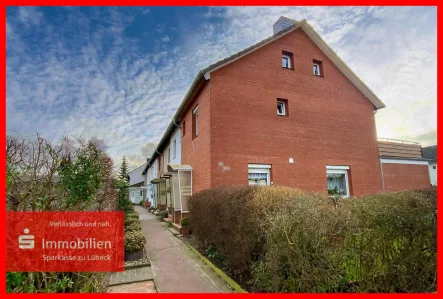 Straßenansicht - Haus kaufen in Lübeck - Reihenendhaus in beliebter und zentraler Lage von Kücknitz