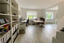 Wohnzimmer als Büro genutzt