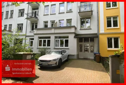 Wallbox und Stellplatz vor der Tür - Wohnung kaufen in Lübeck - Altbau trifft die Moderne
