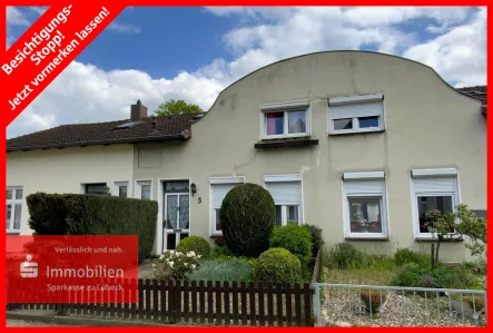 Straßenansicht - Haus kaufen in Lübeck - Kleines Reihenmittelhaus mit Carportstellplatz auf einem Erbbaugrundstück