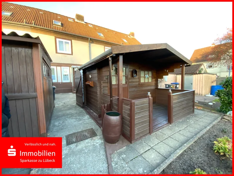 Blick vom Garten zum Haus - Haus kaufen in Lübeck - Reihenmittelhaus mit großem Garten