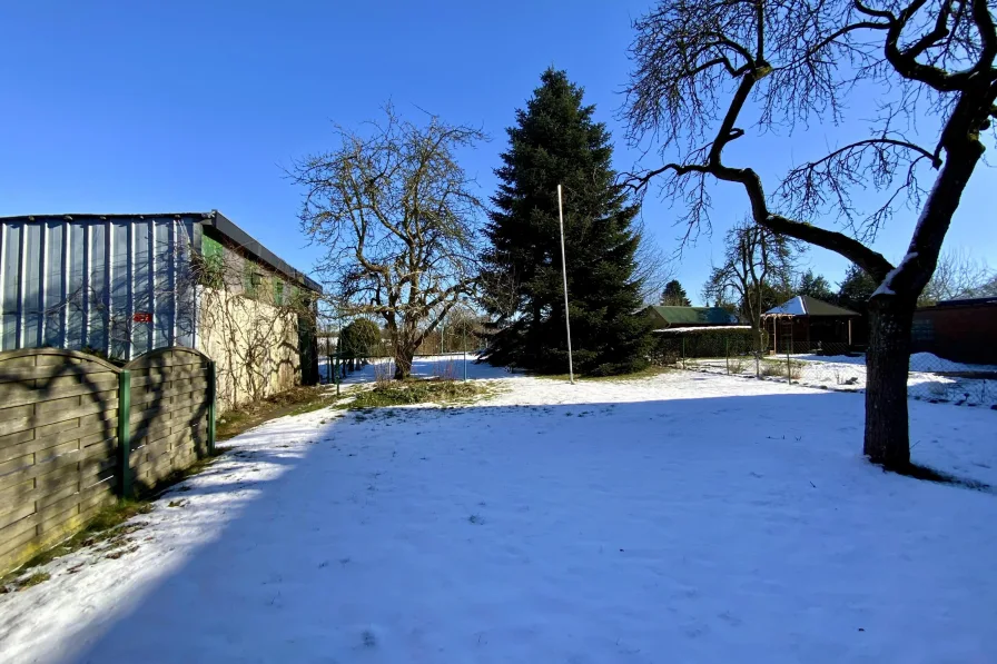 Grundstück mit Schuppen