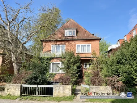 Hausansicht mit Kellergarage - Haus kaufen in Lübeck - St. Jürgen Vor dem Mühlentor: 2,5 geschossige Villa mit Vollkeller auf  740 m² Eigenland