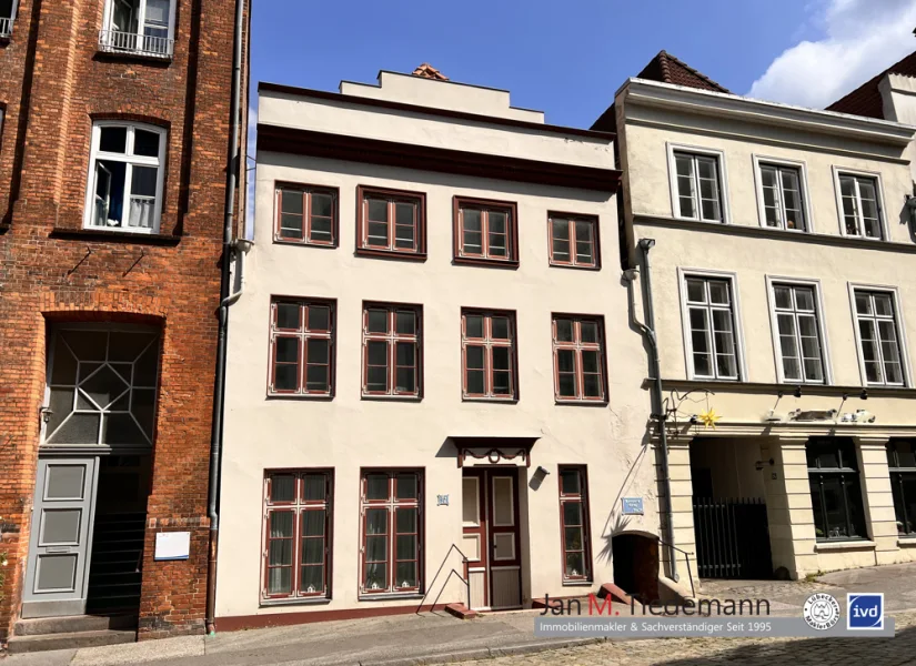 Hausansicht 2 - Haus kaufen in Lübeck - Altstadthaus mit Einliegerwohnung, Wintergarten, Terrasse und Balkon