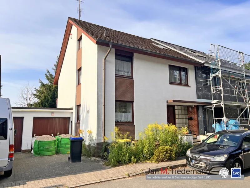 Hausansicht - Haus kaufen in Norderstedt / Glashütte - 2,5 geschossige Familiendoppelhaushälfte auf Eigenland mit Keller und Garage