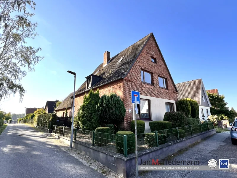 seitliche Ansicht Bild 2 - Haus kaufen in Lübeck - Ein-bis Zweifamilienhaus mit Keller, Garage auf 617 m² Eigenland