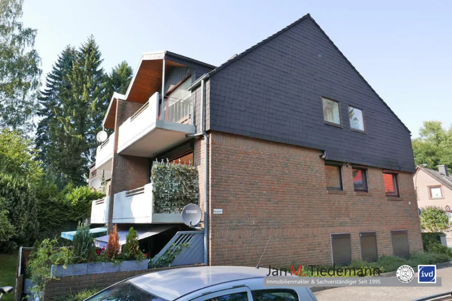 Hausansicht mit Balkon - Wohnung mieten in Bad Schwartau - Renovierte 2 Zimmer Wohnung mit Balkon und Stellplatz