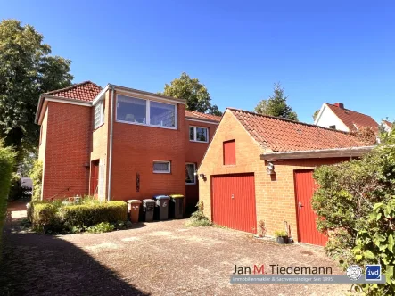 rückwärtige Ansicht - Haus kaufen in Groß Grönau - Familiendoppelhaushälfte mit Einliegerwohnung und Keller auf großen Eigenlandgrundstück mit Potential