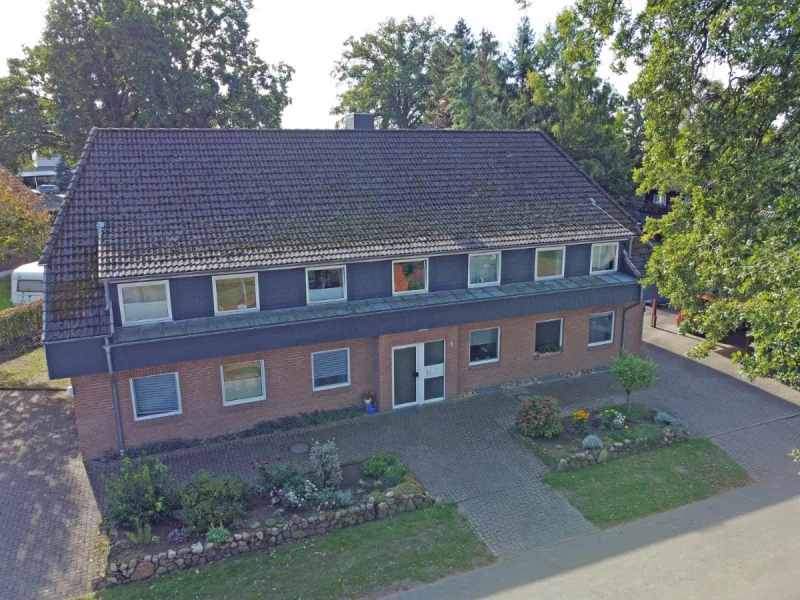 Nordseite Eingang - Wohnung kaufen in Marxen - Gut vermietete 3-Zimmer-Dachgeschoss-Wohnung mit Balkon und Stellplatz