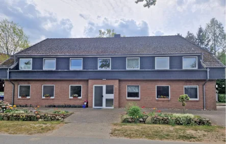 Vorderansicht - Wohnung kaufen in Marxen - Gut vermietete 3-Zimmer-Dachgeschoss-Wohnung mit Balkon und Stellplatz