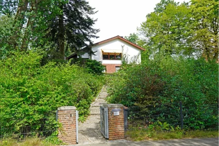 Vorderansicht - Haus kaufen in Bendestorf - Satteldachbungalow in schöner Lage auf großen Erbbaugrundstück